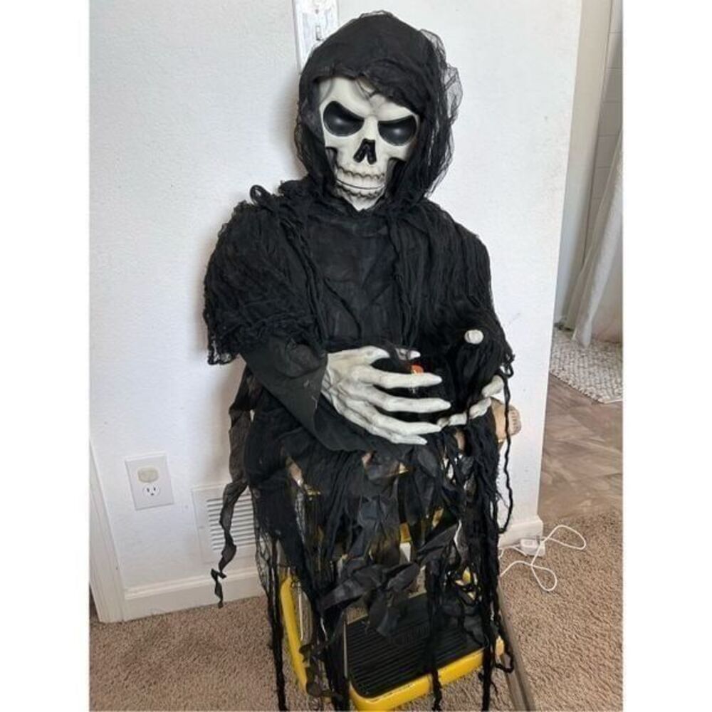 Halloween creepy hanging skull gray with lighting eyes and scary different sound